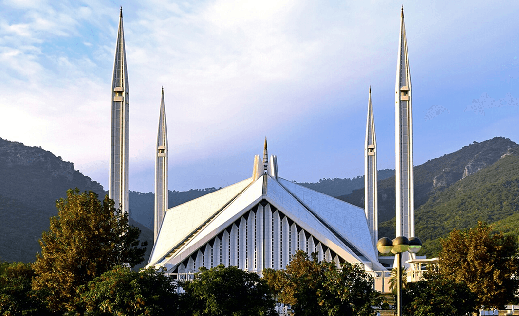 Faisal Mosque in Islamabad with the Margalla Hills behind it, a landmark recommended by Cyrus One.