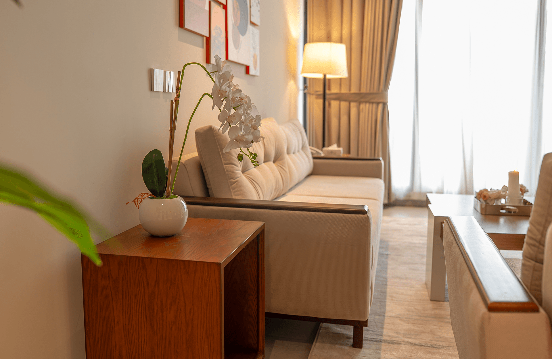 Cyrus One room amenities section highlighting free Wi-Fi, air conditioning, private balconies, kitchenette, flat-screen TV and 24/7 support.